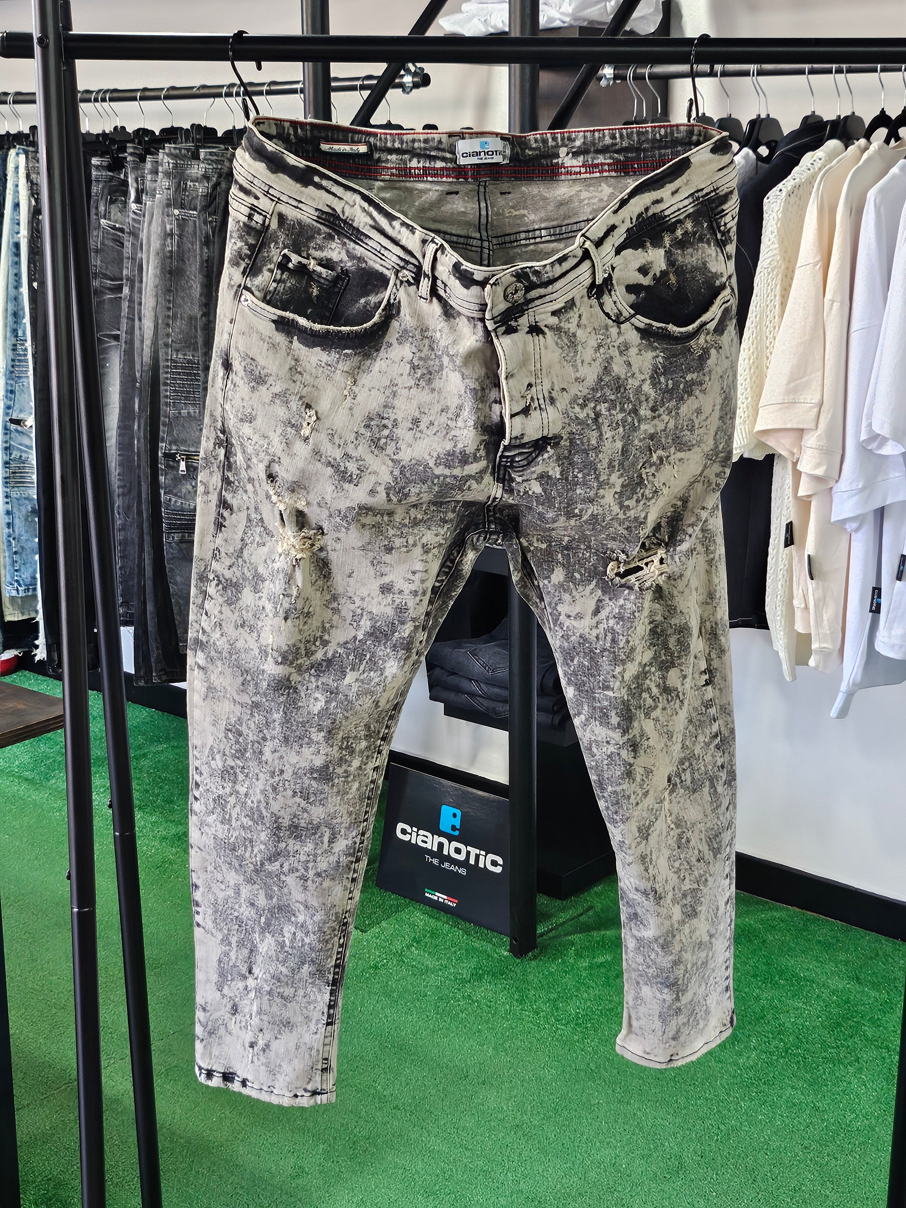 Jeans Bender Over
